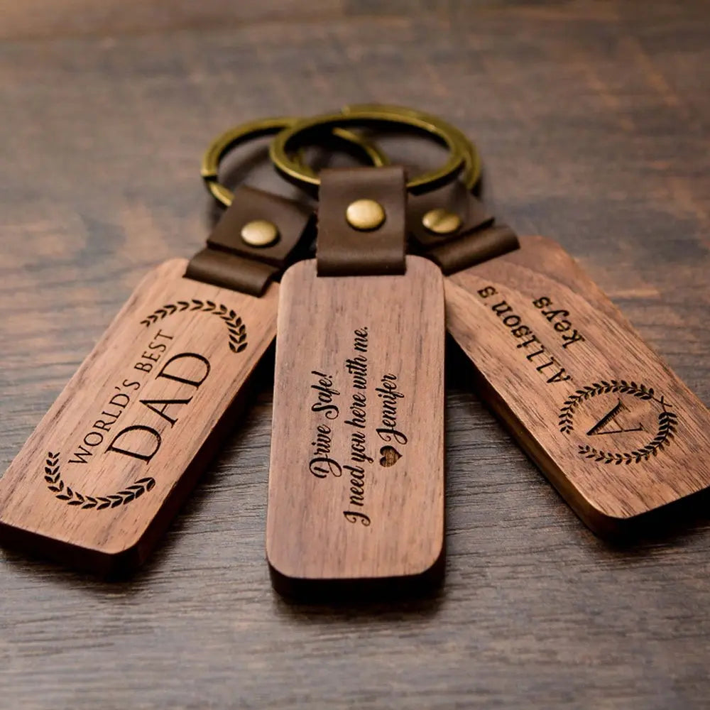 personalisierter Schlüsselanhänger aus Holz mit stabilem Lederband und