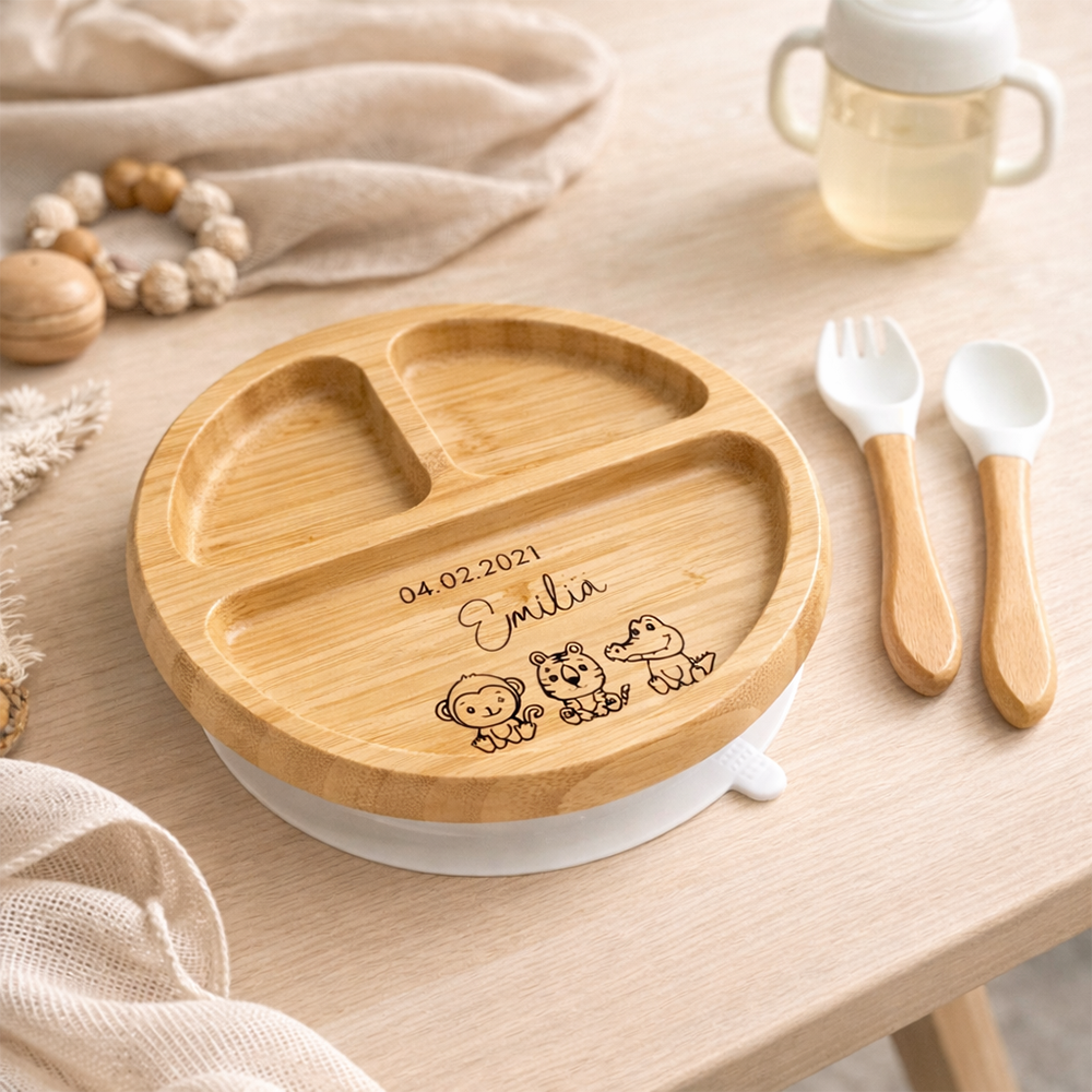 Personalisierter Kinderteller aus Bambusholz mit Saugnapf – inkl. Best – HOLZZEUG