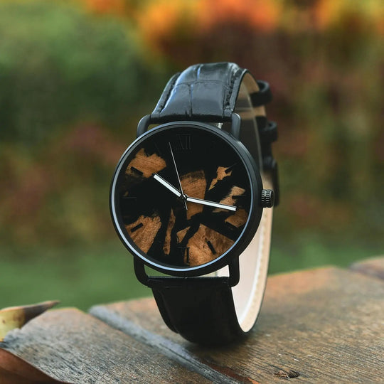 Armbanduhr Harz und Holz • Schwarz mit schwarzem Lederarmband HOLZZEUG