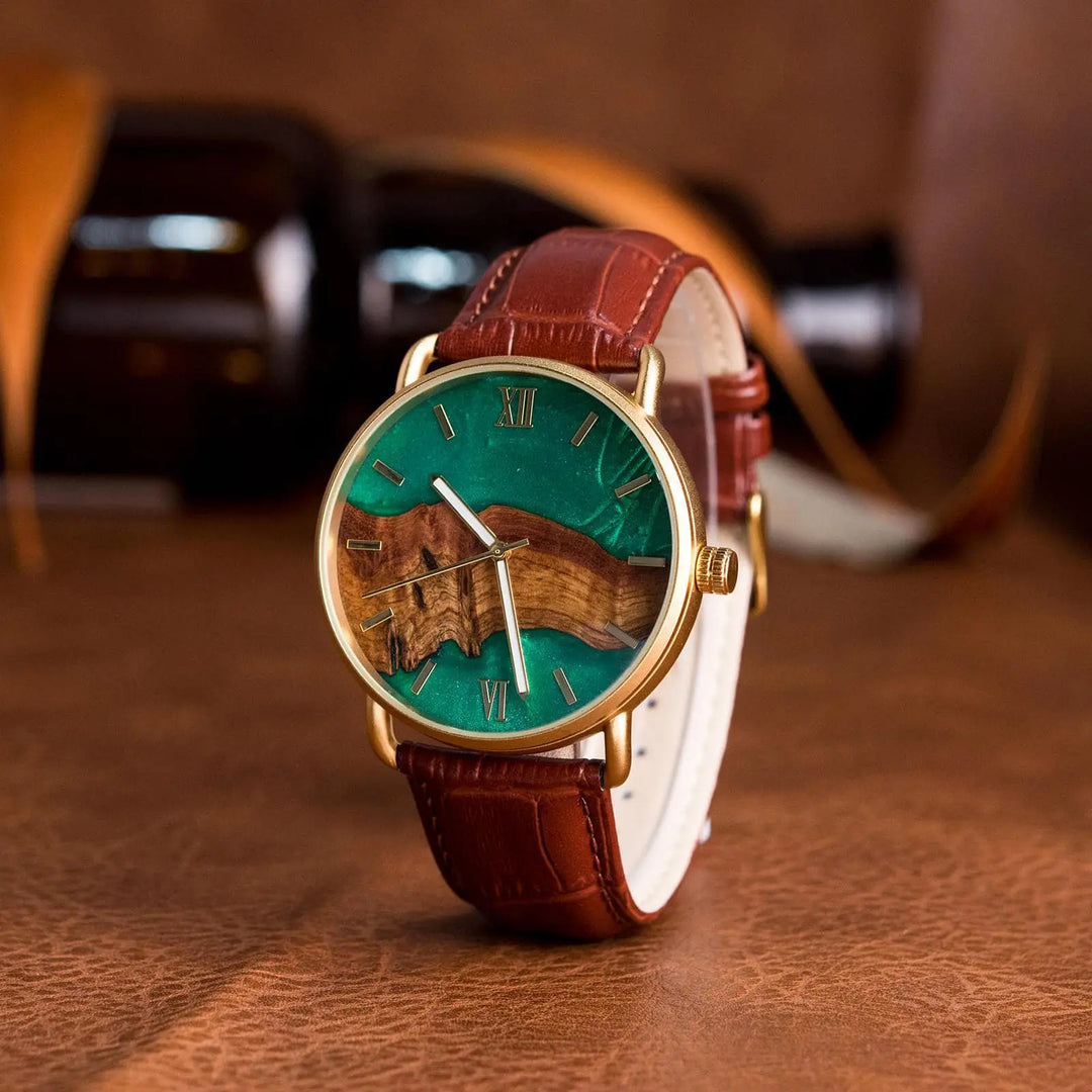 Armbanduhr Harz und Holz • Vergoldet mit braunem Lederarmband HOLZZEUG