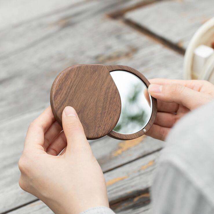 Personalisierter Taschenspiegel aus Holz als Geschenk für die Trauzeugin