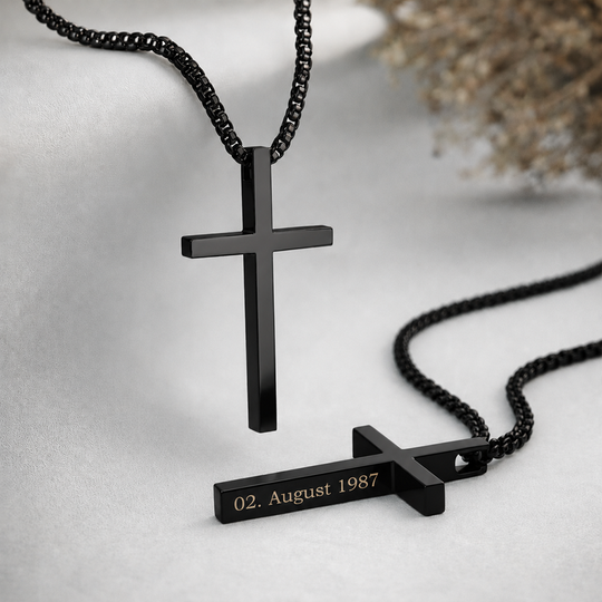 Personalisierte Kreuzkette mit Gravur von HOLZZEUG - Variante Schwarz