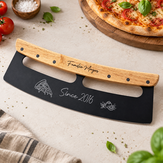 Personalisierter Pizzaschneider mit Gravur von HOLZZEUG