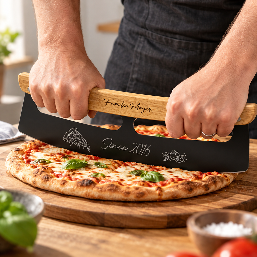 Personalisierter Pizzaschneider mit Gravur von HOLZZEUG - In Gebrauch