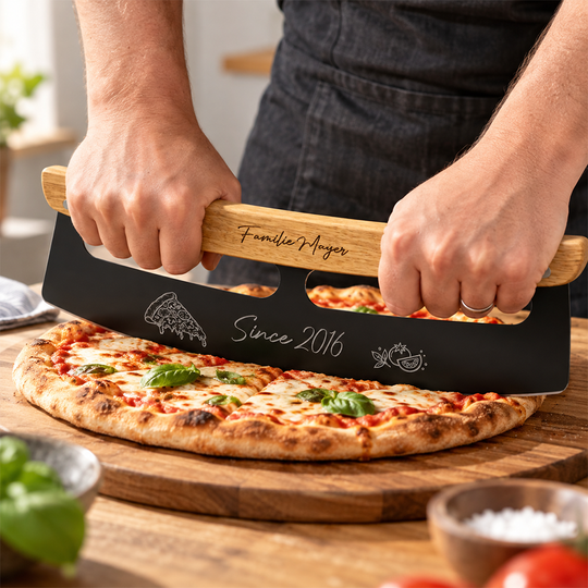 Personalisierter Pizzaschneider mit Gravur von HOLZZEUG - In Gebrauch