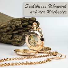 Lade das Bild in den Galerie-Viewer, Gravierte Taschenuhr mit sichtbarem Uhrwerk inkl. 30 cm Kette und Sakkoclip

