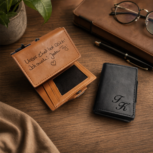 Personalisierte Geldbörse mit Cardholder-Funktion aus veganem PU-Leder von HOLZZEUG