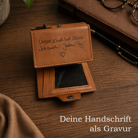 Personalisierte Geldbörse mit Cardholder-Funktion aus veganem PU-Leder von HOLZZEUG -  Innengravur
