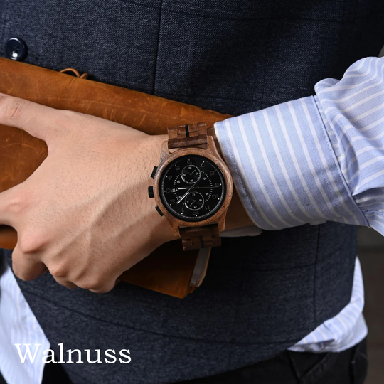 Holzuhr für Herren mit Gravur - Kokllektion VELORUM von HOLZZEUG - Walnuss - Tragebild