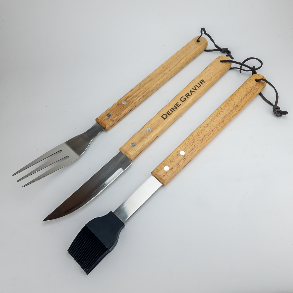 Personalisiertes Grillbesteck aus Edelstahl und Bambusholz in einem Koffer aus Echtholz
