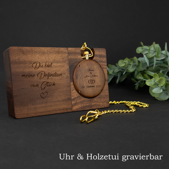 Personalisierte Taschenuhr aus Tigerholz inkl. Echtholz-Geschenketui und Kette mit Sakkoclip HOLZZEUG