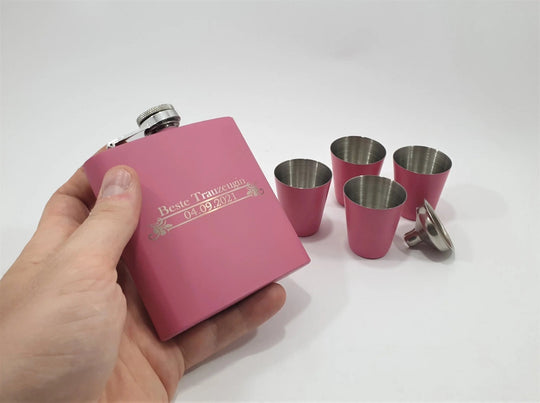 Flachmann mit Gravur, für Trauzeuginnen in Pink, 150 ml inkl. Geschenkbox, 4 Becher und Trichter - HOLZZEUG